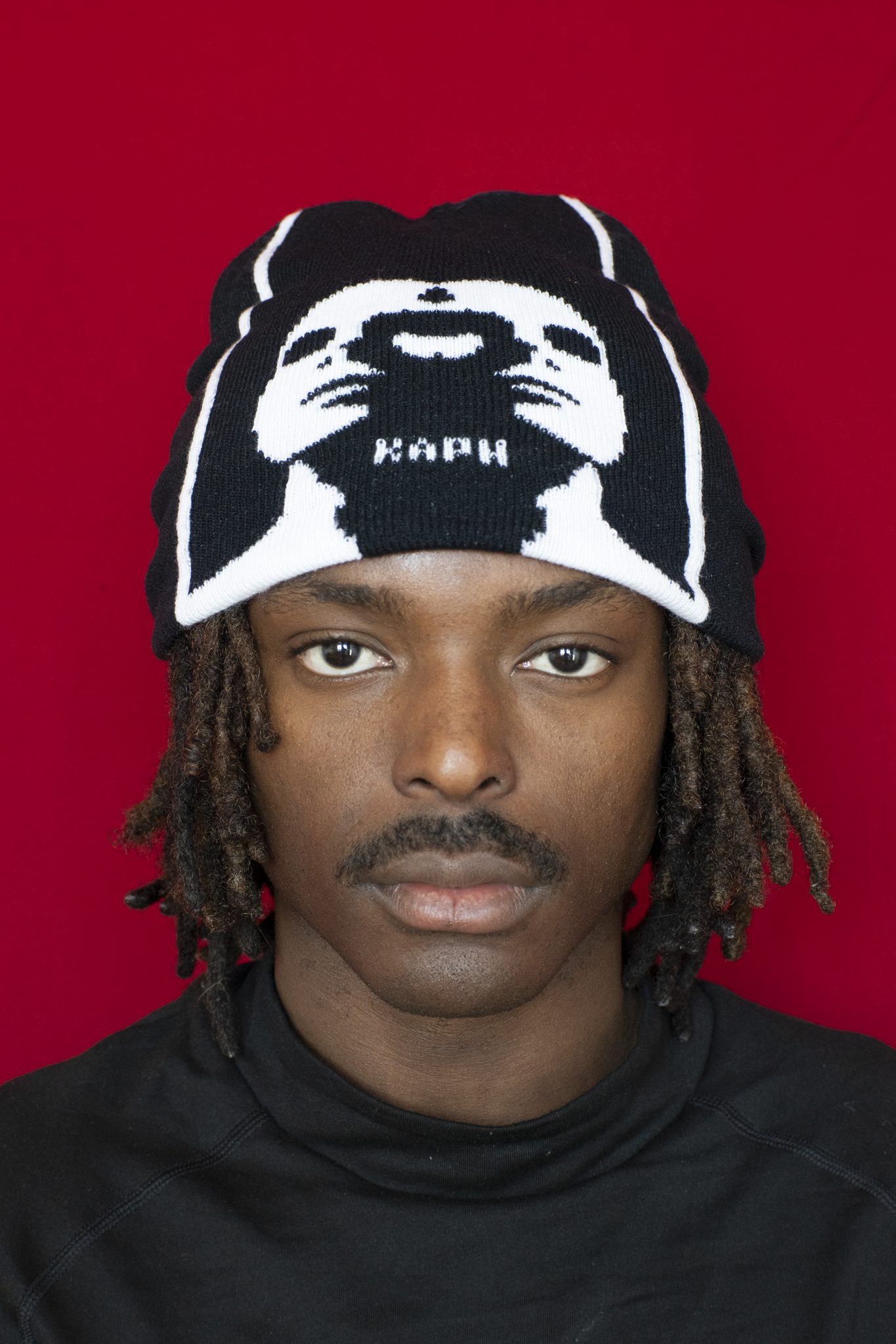 Le bonnet noir miroir